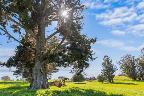 549 Fairview Ct, Petaluma, CA 94952