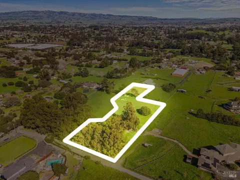 549 Fairview Ct, Petaluma, CA 94952 photo 2