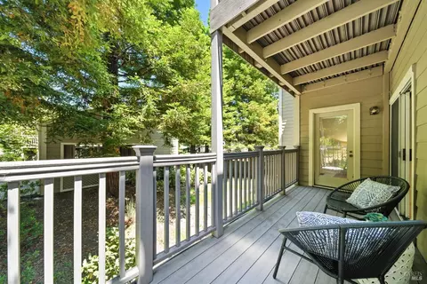 Exterior - 115 Koch Rd, Corte Madera, CA 94925 photo 2 of 8