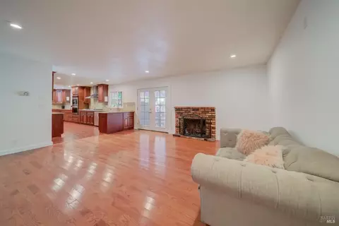 Living - 128 Newcastle Dr, Vallejo, CA 94591 photo 2 of 3