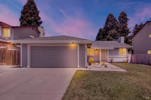 208 Waterford Dr, Vacaville, CA 95688