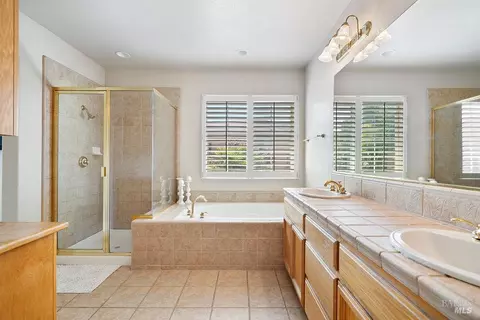 Bath - 7409 Imperial Ct, Vallejo, CA 94591 photo 4 of 5