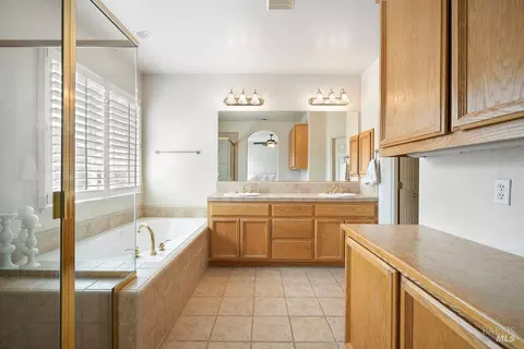 Bath - 7409 Imperial Ct, Vallejo, CA 94591 photo 3 of 5