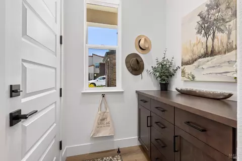 Entry Way - 2415 Waterside Dr, Fairfield, CA 94533 photo 4 of 8