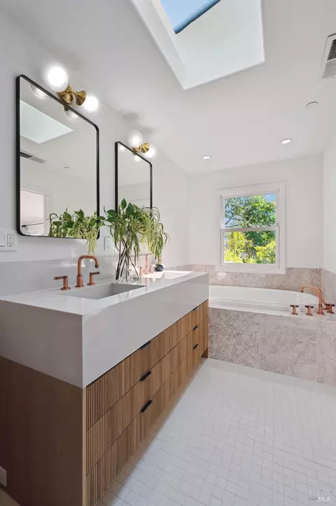 Bath - 17 Privateer Dr, Corte Madera, CA 94925 photo 6 of 12