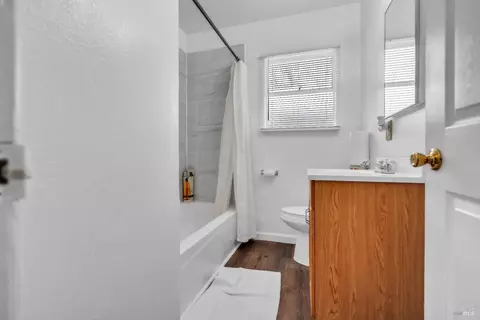 Bath - 1055 Caldwell Ave, Vallejo, CA 94591 photo 1 of 2