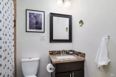Bath - 900 Valley View Ln, Mill Valley, CA 94941 photo 4 of 6