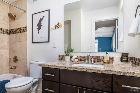 Bath - 900 Valley View Ln, Mill Valley, CA 94941 photo 3 of 6
