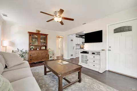 Living - 613 Jennings Ave, Vallejo, CA 94591 photo 1 of 3
