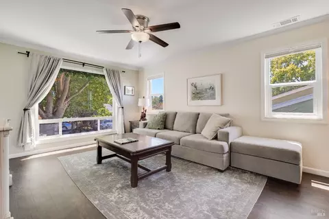Living - 613 Jennings Ave, Vallejo, CA 94591 photo 3 of 3