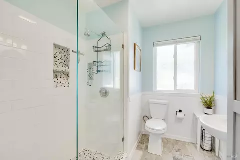 Bath - 613 Jennings Ave, Vallejo, CA 94591 photo 1 of 2