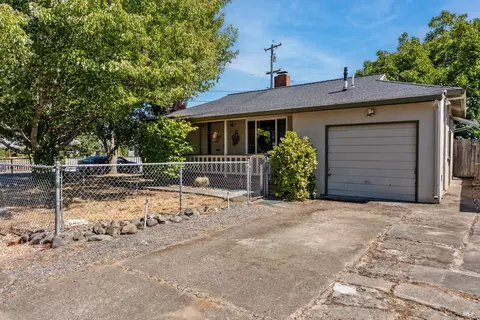 611 Hawthorne Ln, Willits, CA 95490