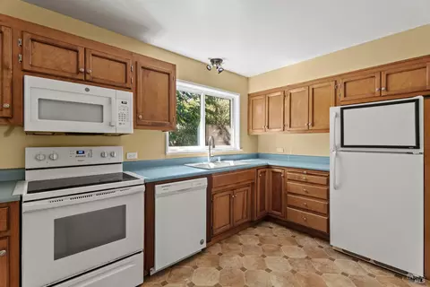 Kitchen - 611 Hawthorne Ln, Willits, CA 95490 photo 2 of 2