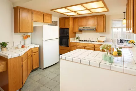 Kitchen - 1645 Dailey Dr, Dixon, CA 95620 photo 2 of 5