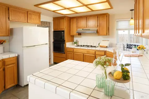Kitchen - 1645 Dailey Dr, Dixon, CA 95620 photo 4 of 5