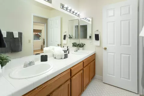 Bath - 1645 Dailey Dr, Dixon, CA 95620 photo 6 of 6