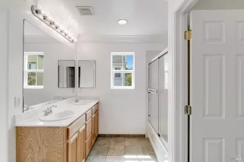 Bath - 1220 Halsey St, Vallejo, CA 94590 photo 3 of 7