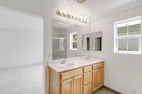 Bath - 1220 Halsey St, Vallejo, CA 94590 photo 4 of 7