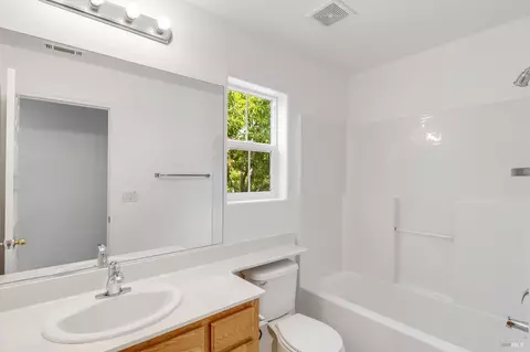 Bath - 1220 Halsey St, Vallejo, CA 94590 photo 6 of 7