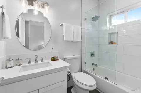 Bath - 178 Great Circle Dr, Mill Valley, CA 94941 photo 3 of 7