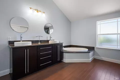 Bath - 1152 Carrot Ln, Vallejo, CA 94591 photo 3 of 6