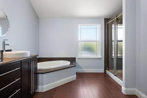 Bath - 1152 Carrot Ln, Vallejo, CA 94591 photo 4 of 6