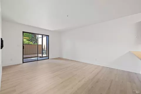 Living - 14 Arbor Ct, Cotati, CA 94931 photo 3 of 3