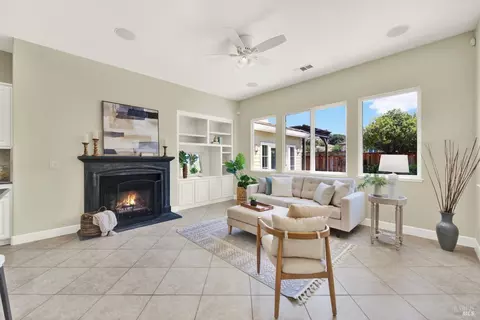 Living - 4608 Orchestra Pl, Fairfield, CA 94534 photo 4 of 6