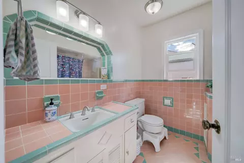 Bath - 161 Edgemont Ave, Vallejo, CA 94590 photo 1 of 2
