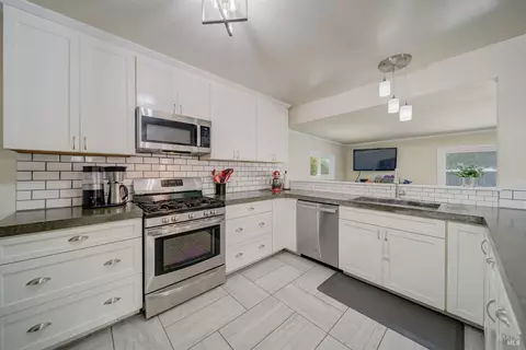 Kitchen - 161 Edgemont Ave, Vallejo, CA 94590 photo 4 of 5