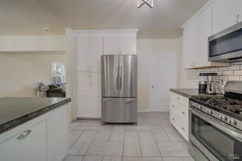 Kitchen - 161 Edgemont Ave, Vallejo, CA 94590 photo 5 of 5