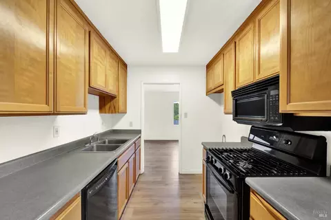 Kitchen - 1401 Magazine St, Vallejo, CA 94591 photo 4 of 5