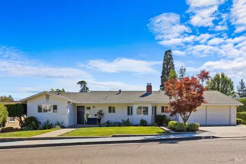 5668 Monte Verde Dr, Santa Rosa, CA 95409