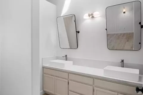 Bath - 6137 Amie Dr, Windsor, CA 95492 photo 1 of 2