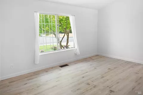 Living - 6137 Amie Dr, Windsor, CA 95492 photo 6 of 6