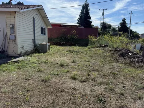 Exterior - 425 Del Sur St, Vallejo, CA 94591 photo 4 of 7