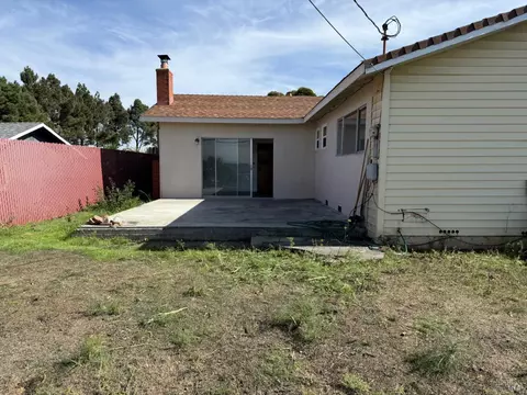 Exterior - 425 Del Sur St, Vallejo, CA 94591 photo 3 of 7