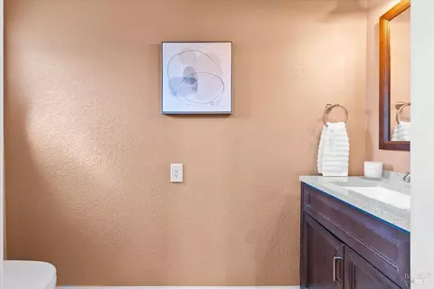 Bath - 10150 Los Amigos Rd, Windsor, CA 95492 photo 1 of 7