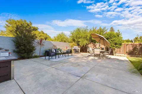 Exterior - 10150 Los Amigos Rd, Windsor, CA 95492 photo 3 of 27