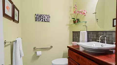 Bath - 703 Mustang Ct, Fairfield, CA 94533 photo 3 of 4