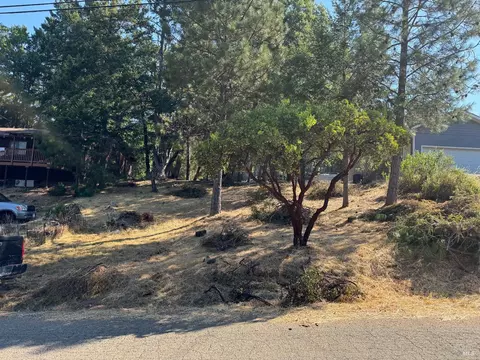 1596 Daphne Dr, Willits, CA 95490