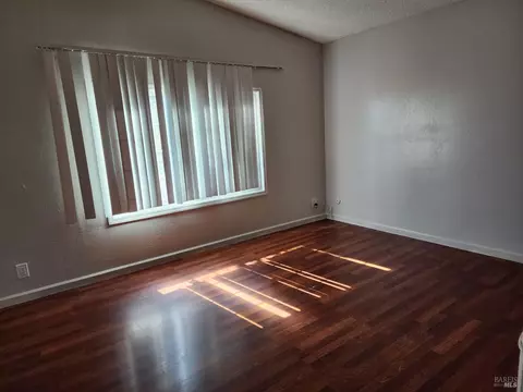 Living - 272 Woodridge Dr, Vallejo, CA 94591 photo 5 of 6