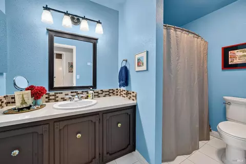 Bath - 791 Persimmon Pl, Fairfield, CA 94533 photo 1 of 3