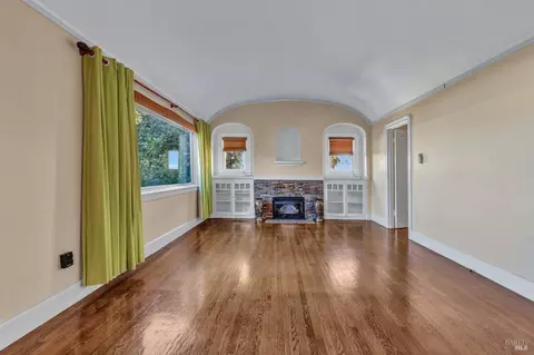 Living - 1123 Ohio St, Vallejo, CA 94590 photo 2 of 6