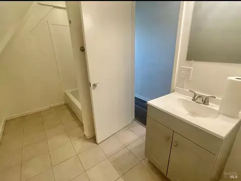 Bath - 927 Broadway St, Fairfield, CA 94533 photo 2 of 2