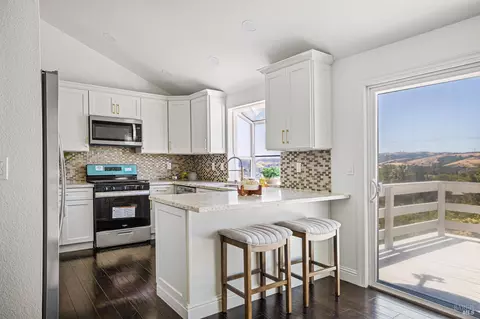 Kitchen - 161 Crowsnest Ct, Vallejo, CA 94591 photo 3 of 6
