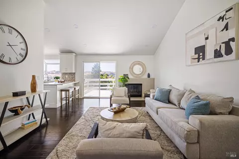 Living - 161 Crowsnest Ct, Vallejo, CA 94591 photo 6 of 7