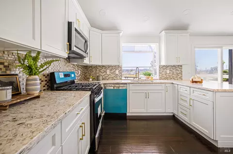 Kitchen - 161 Crowsnest Ct, Vallejo, CA 94591 photo 5 of 6
