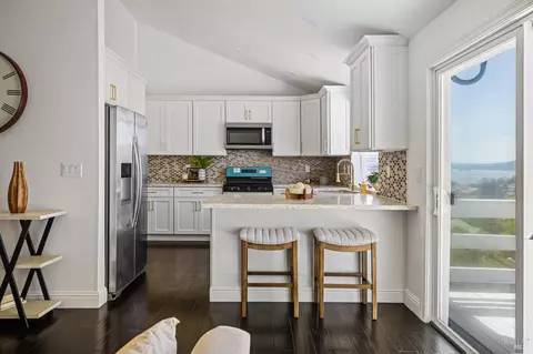 Kitchen - 161 Crowsnest Ct, Vallejo, CA 94591 photo 4 of 6