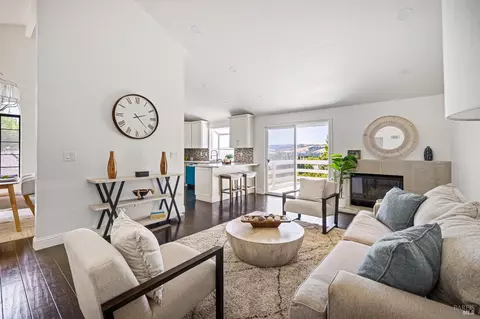 Living - 161 Crowsnest Ct, Vallejo, CA 94591 photo 2 of 7